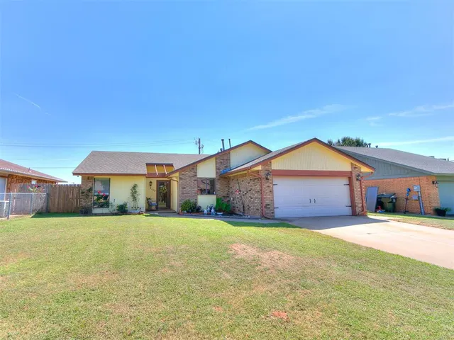 Front exterior — 2112 W Rockypoint Drive, Edmond, OK 73003