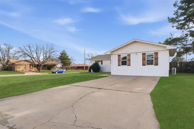 Photo 3 — 1608 Wilson Street, Altus, OK 73521