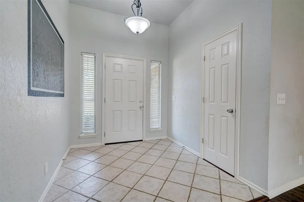 Photo 2 — 1019 Dustin Drive, Edmond, OK 73003