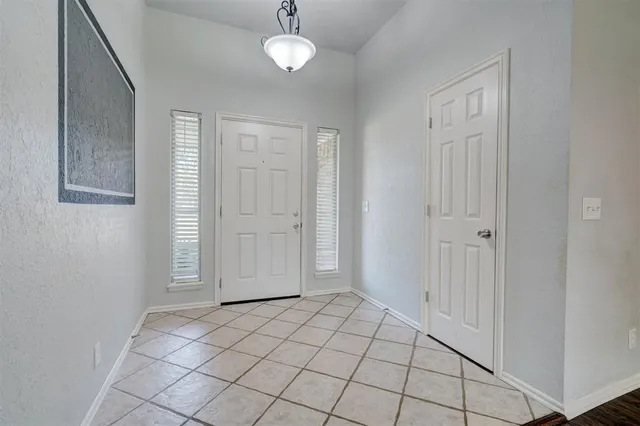 Photo 2 — 1019 Dustin Drive, Edmond, OK 73003