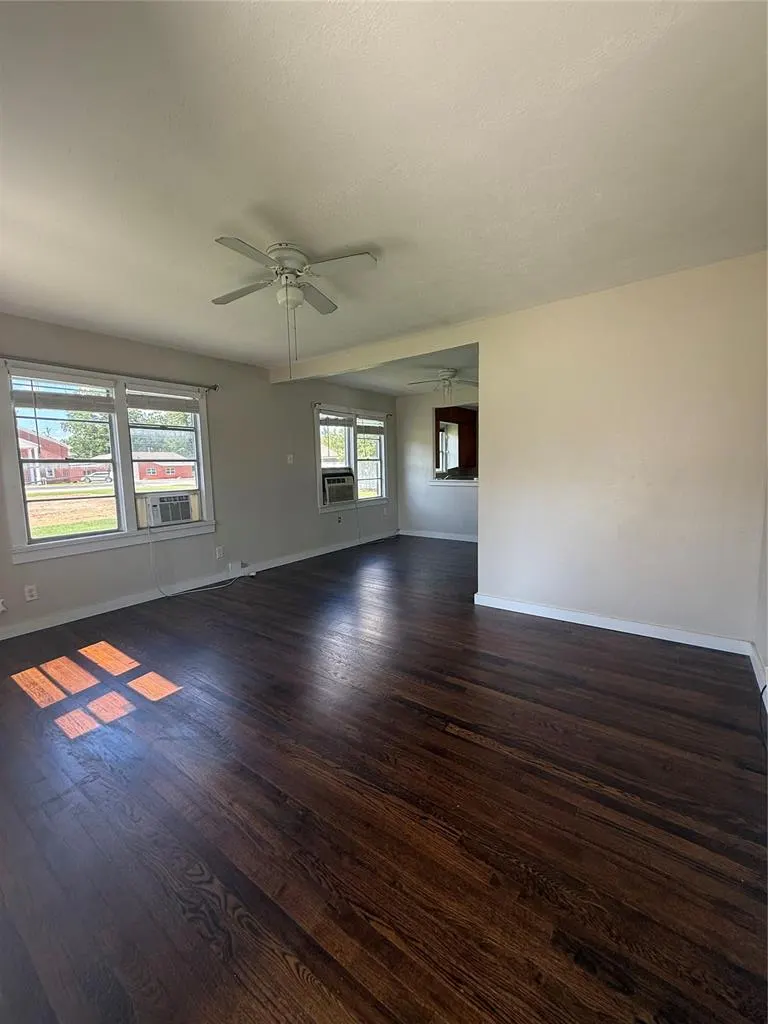 Photo 2 — 303 SW 5th Street, Lindsay, OK 73052