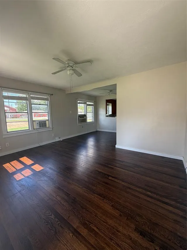 Photo 2 — 303 SW 5th Street, Lindsay, OK 73052