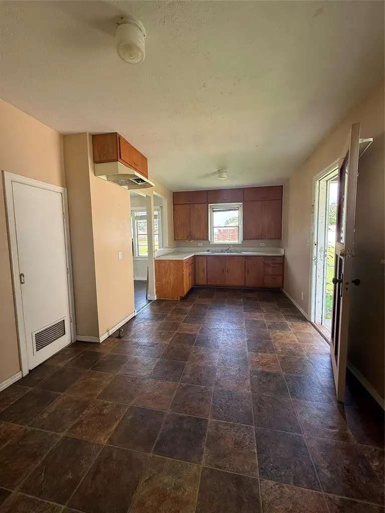 Photo 3 — 303 SW 5th Street, Lindsay, OK 73052