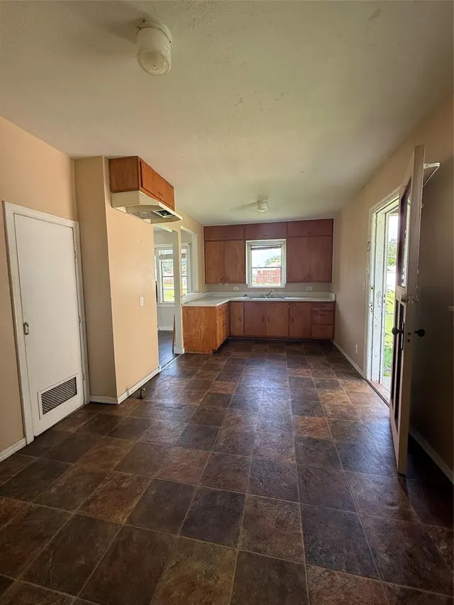 Photo 3 — 303 SW 5th Street, Lindsay, OK 73052