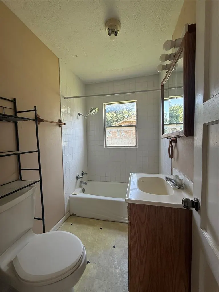 Photo 4 — 303 SW 5th Street, Lindsay, OK 73052
