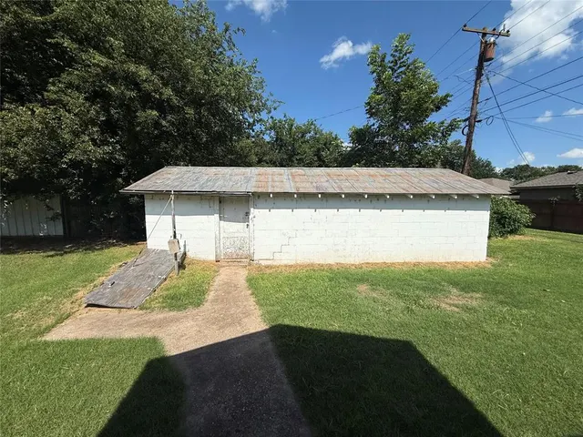 Photo 6 — 303 SW 5th Street, Lindsay, OK 73052