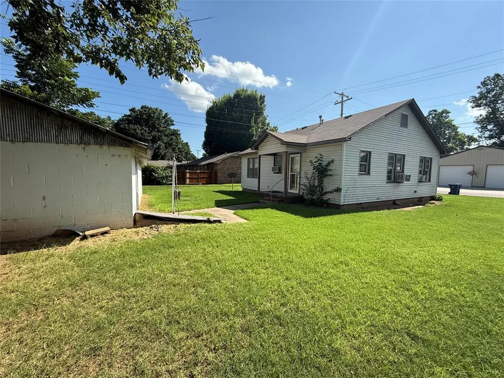 Photo 7 — 303 SW 5th Street, Lindsay, OK 73052
