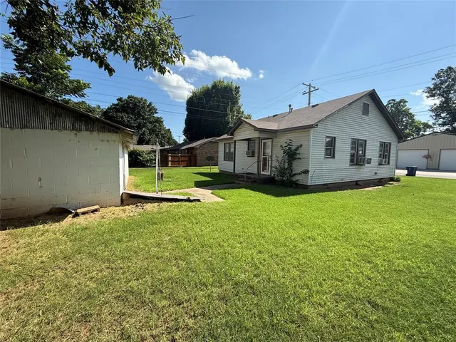 Photo 7 — 303 SW 5th Street, Lindsay, OK 73052