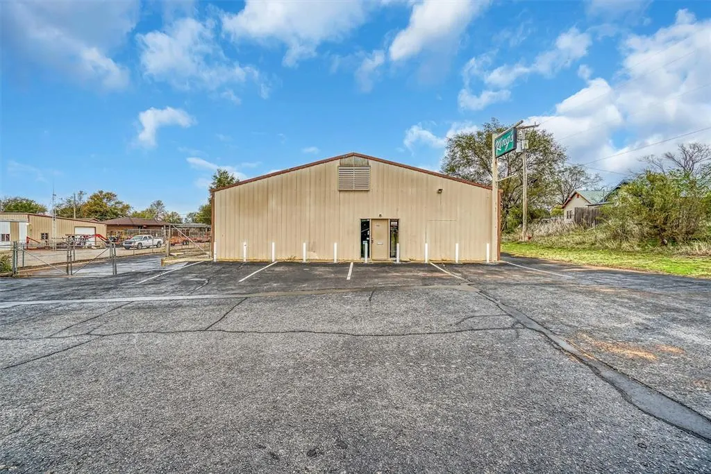 Photo 2 — 901 W Ring Drive, Weatherford, OK 73096