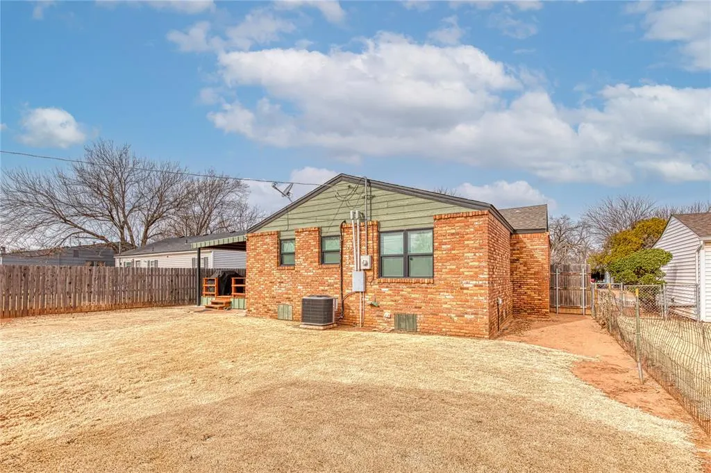 Photo 2 — 406 McArthur Boulevard, Elk City, OK 73644