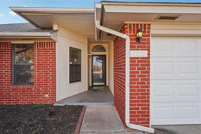 Photo 3 — 304 Cherokee Court, Blanchard, OK 73010