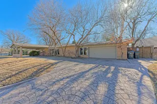 Sold home at 902 Mockingbird Lane