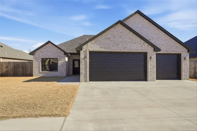 Photo 2 — 3312 Continental Court, Altus, OK 73521
