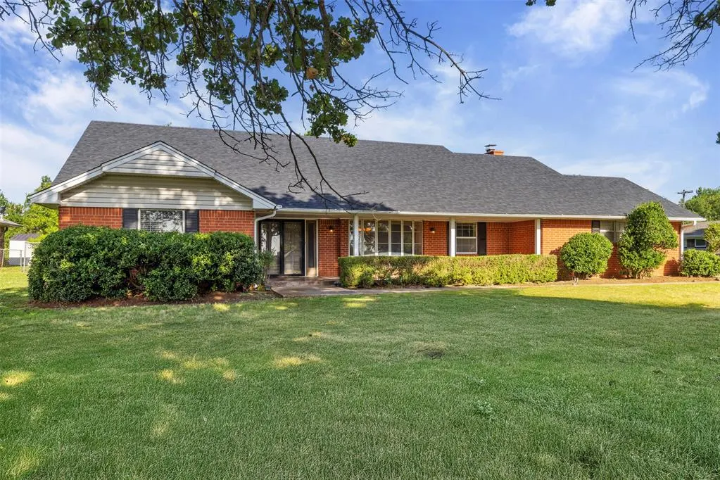 Front exterior — 3306 N Oklahoma, Shawnee, OK 74804