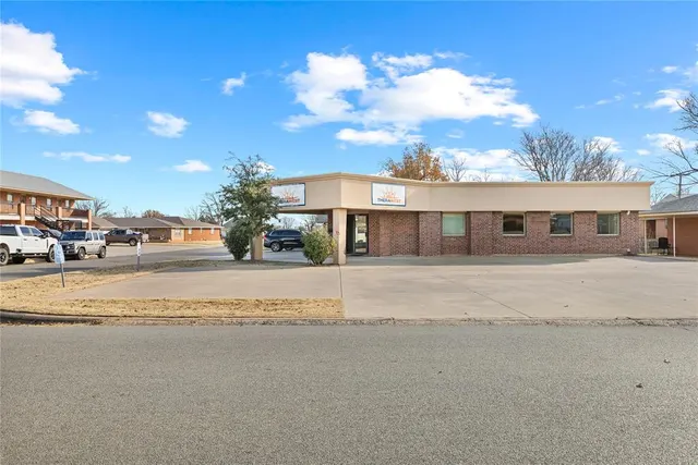 Photo 2 — 424 N State Street, Weatherford, OK 73096