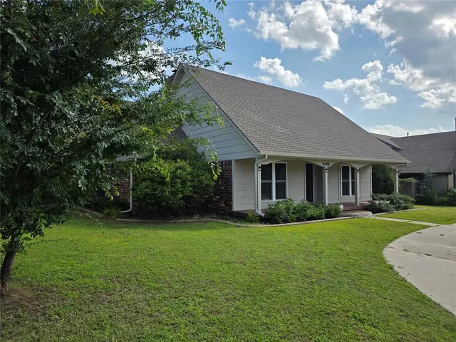 Photo 2 — 8100 N Bridgeport Lane, Bethany, OK 73008
