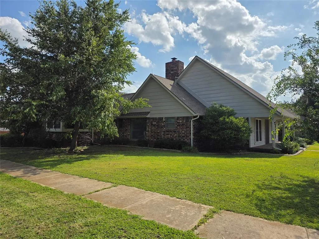 Photo 4 — 8100 N Bridgeport Lane, Bethany, OK 73008