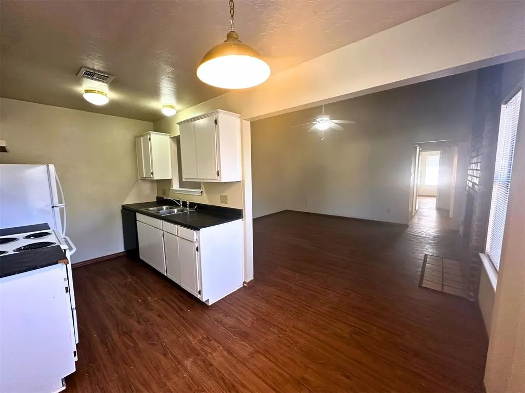 Photo 11 — 910 NW Dearborn Avenue B, Lawton, OK 73507