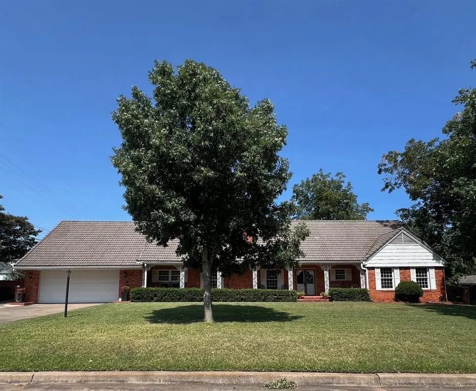 Front exterior — 210 E Cammack Street, Shawnee, OK 74804