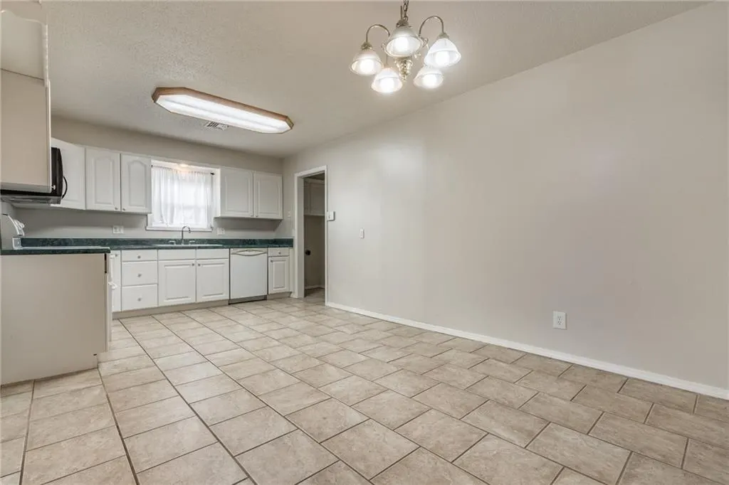 Photo 3 — 9 Shirley Lane, Edmond, OK 73003