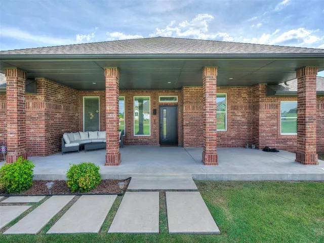 Photo 4 — 200 Meadow Lark Lane, Blanchard, OK 73010