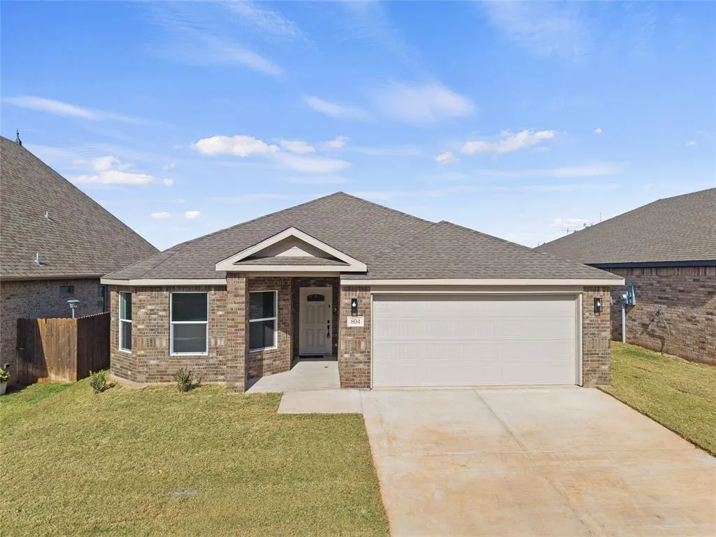 Front exterior — 802 Chateau Court, Kingfisher, OK 73750