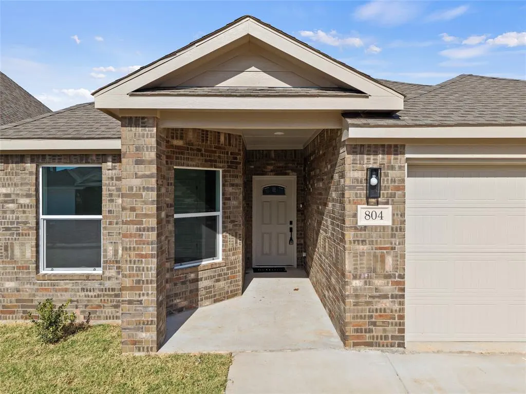 Photo 2 — 802 Chateau Court, Kingfisher, OK 73750