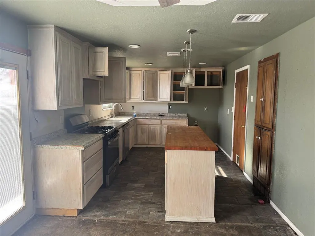 Photo 7 — 128 SW 6th Street, Moore, OK 73160