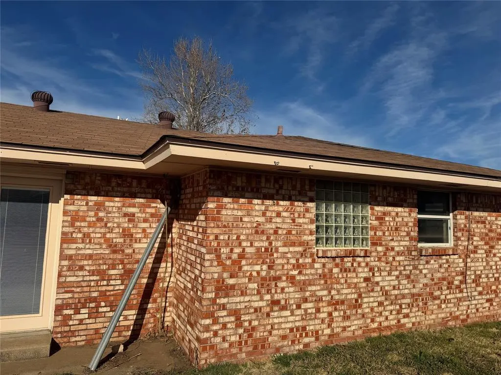 Photo 22 — 128 SW 6th Street, Moore, OK 73160