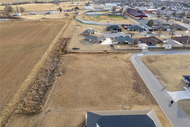 Photo 3 — 1006 Johnny Klaassen Drive, Hydro, OK 73048