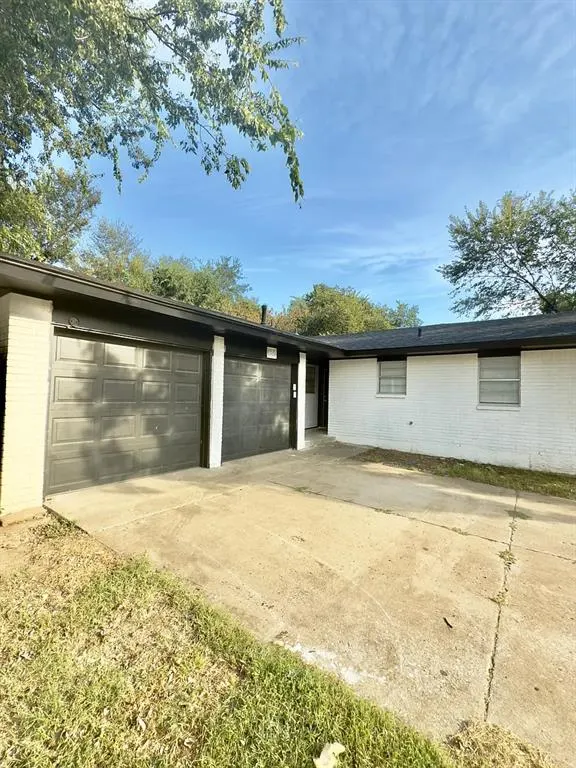 Photo 2 — 4312 Meadowpark Drive, Midwest City, OK 73110