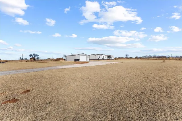 Photo 5 — 619 N 16th Street, Thomas, OK 73669