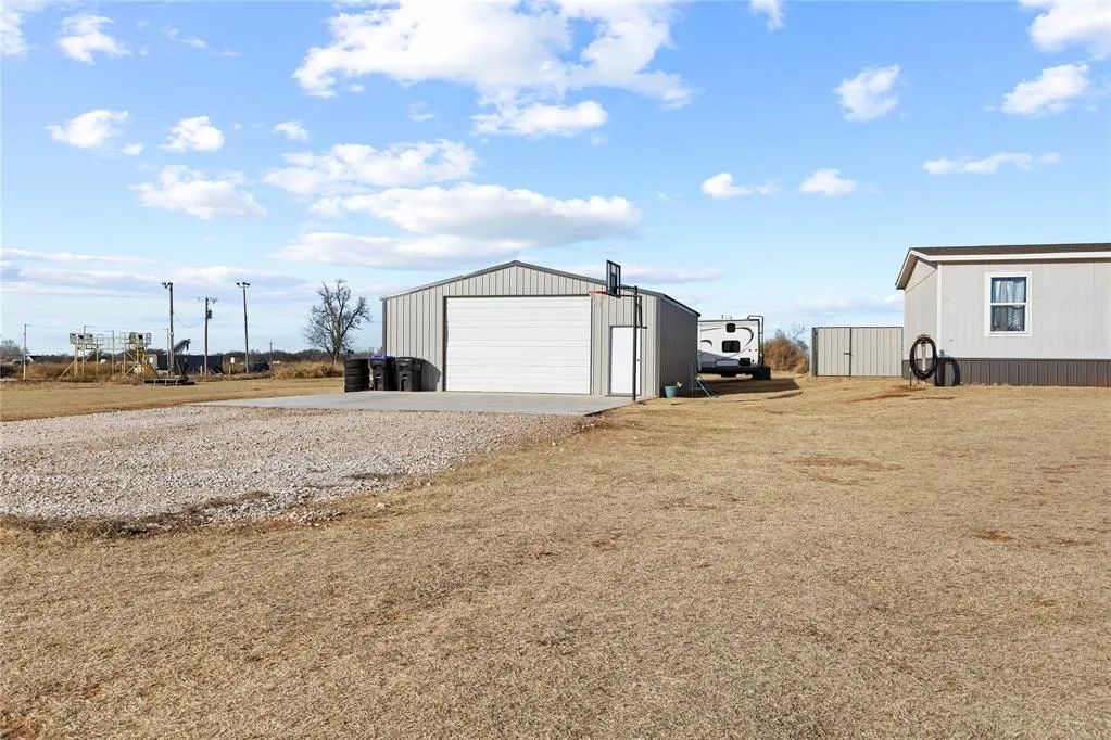 Photo 4 — 619 N 16th Street, Thomas, OK 73669