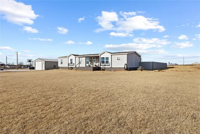 Photo 6 — 619 N 16th Street, Thomas, OK 73669