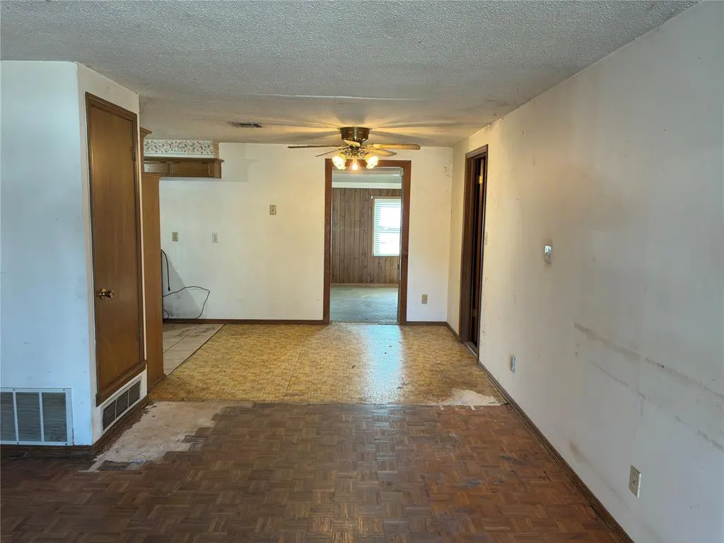 Photo 10 — 8204 NW 38th Street, Bethany, OK 73008