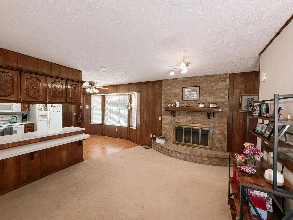 Photo 5 — 729 N Marion Avenue, Hinton, OK 73047