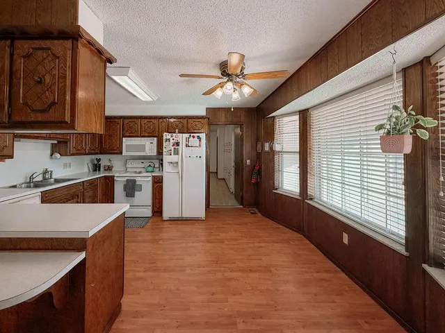 Photo 7 — 729 N Marion Avenue, Hinton, OK 73047