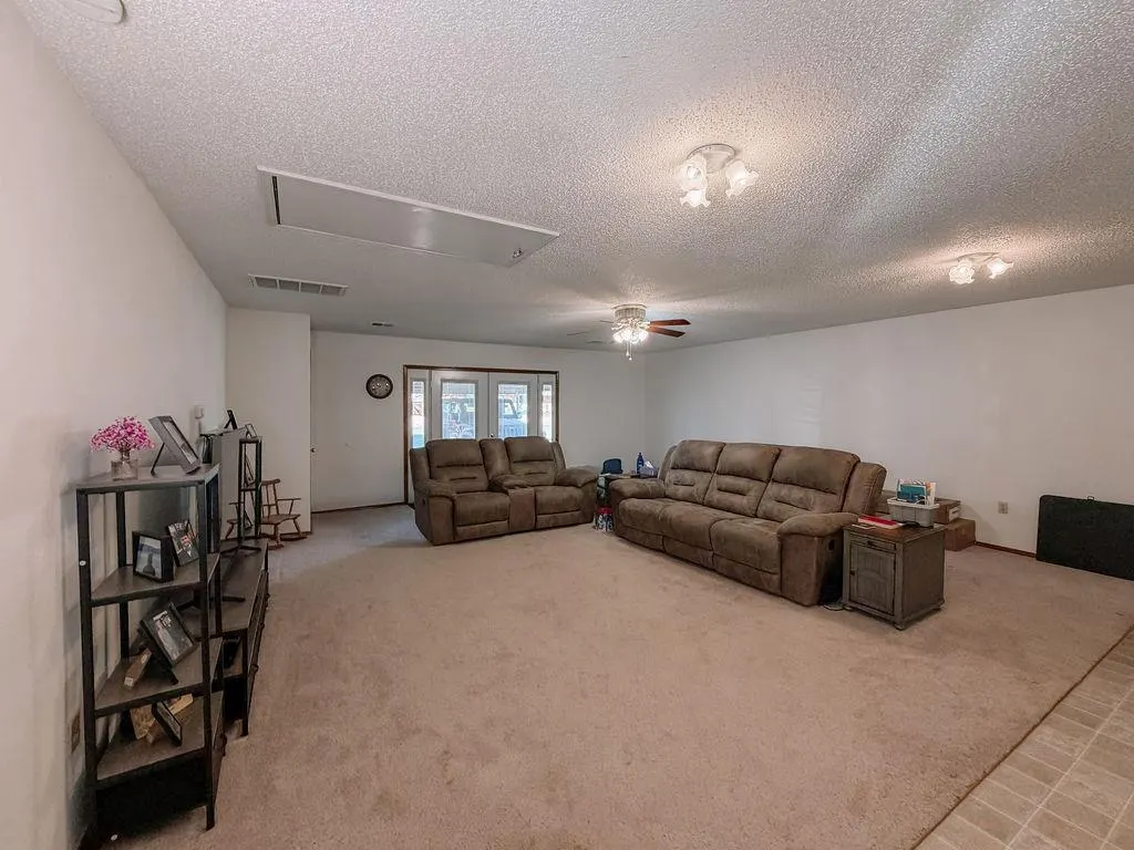 Photo 9 — 729 N Marion Avenue, Hinton, OK 73047