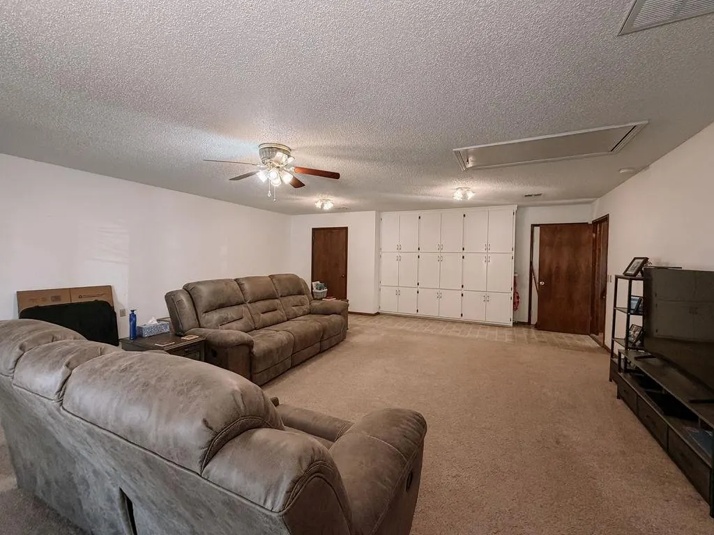 Photo 10 — 729 N Marion Avenue, Hinton, OK 73047