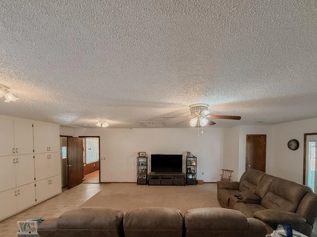 Photo 11 — 729 N Marion Avenue, Hinton, OK 73047