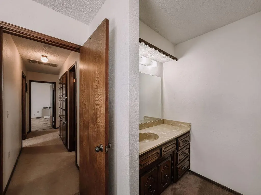 Photo 14 — 729 N Marion Avenue, Hinton, OK 73047