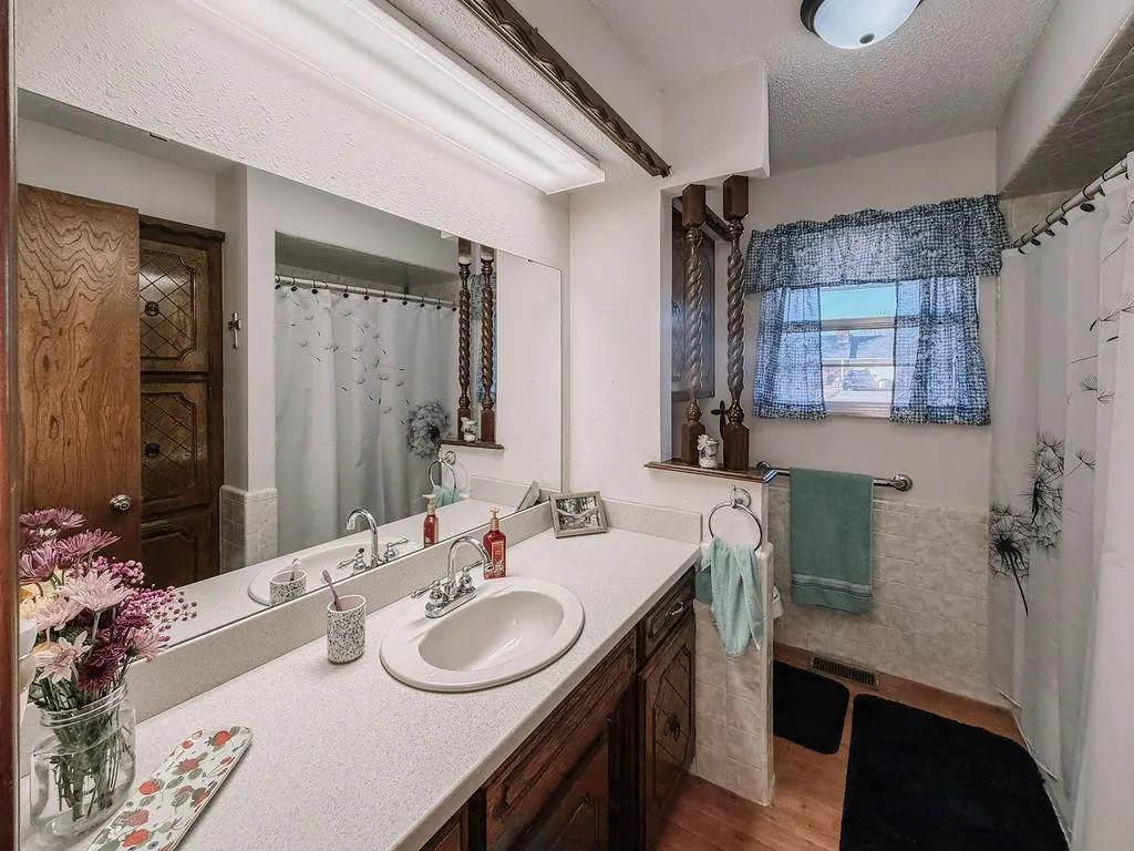 Photo 17 — 729 N Marion Avenue, Hinton, OK 73047