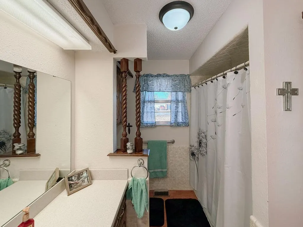 Photo 19 — 729 N Marion Avenue, Hinton, OK 73047