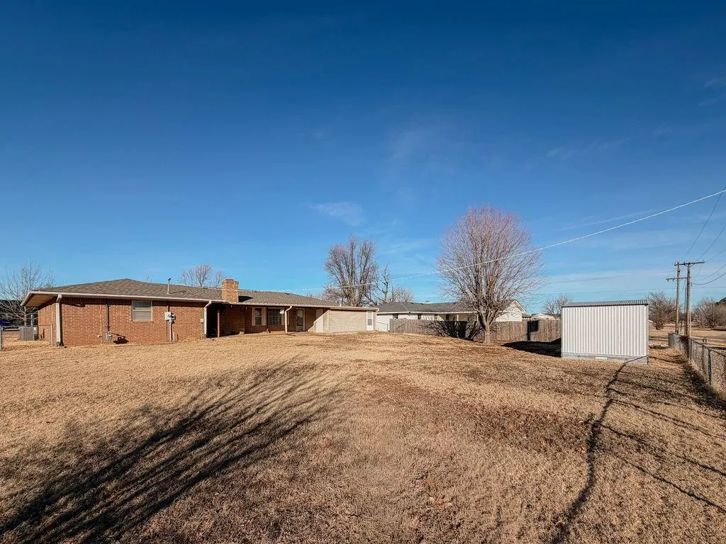 Photo 25 — 729 N Marion Avenue, Hinton, OK 73047