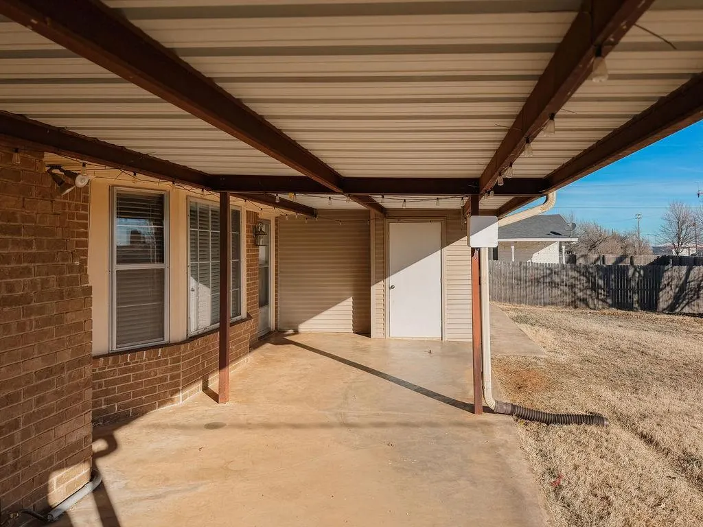 Photo 27 — 729 N Marion Avenue, Hinton, OK 73047