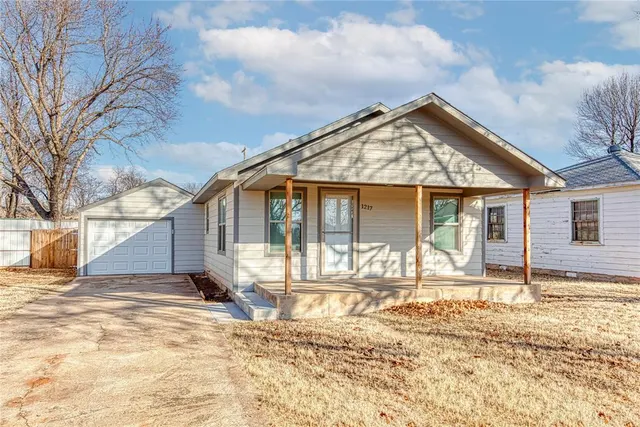 Front exterior — 1217 W 6th Street, Elk City, OK 73644