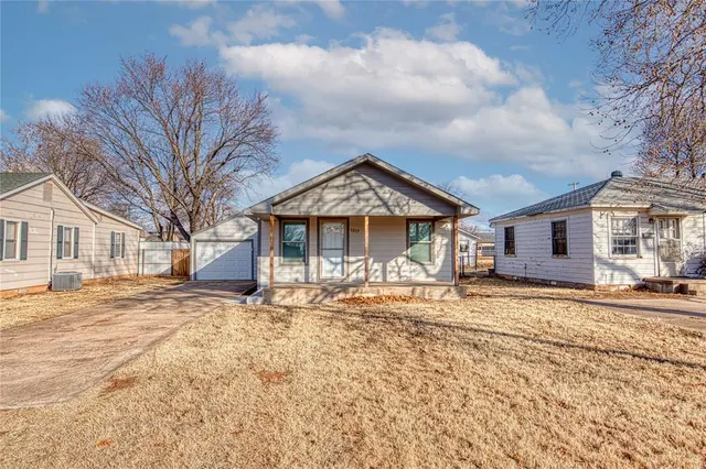 Photo 2 — 1217 W 6th Street, Elk City, OK 73644