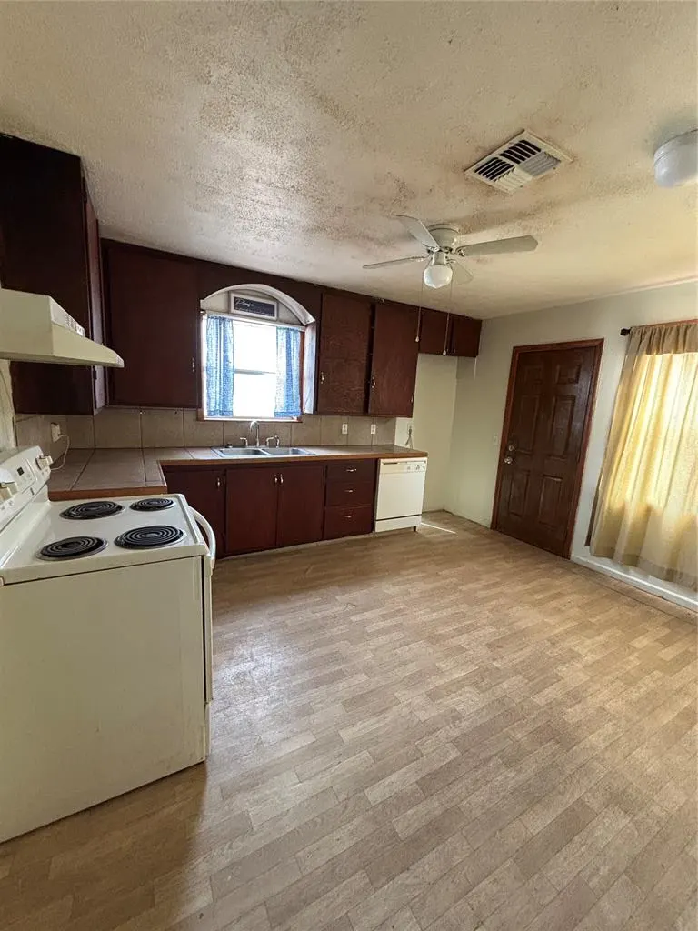 Photo 9 — 1504 N 6th Street, Sayre, OK 73662
