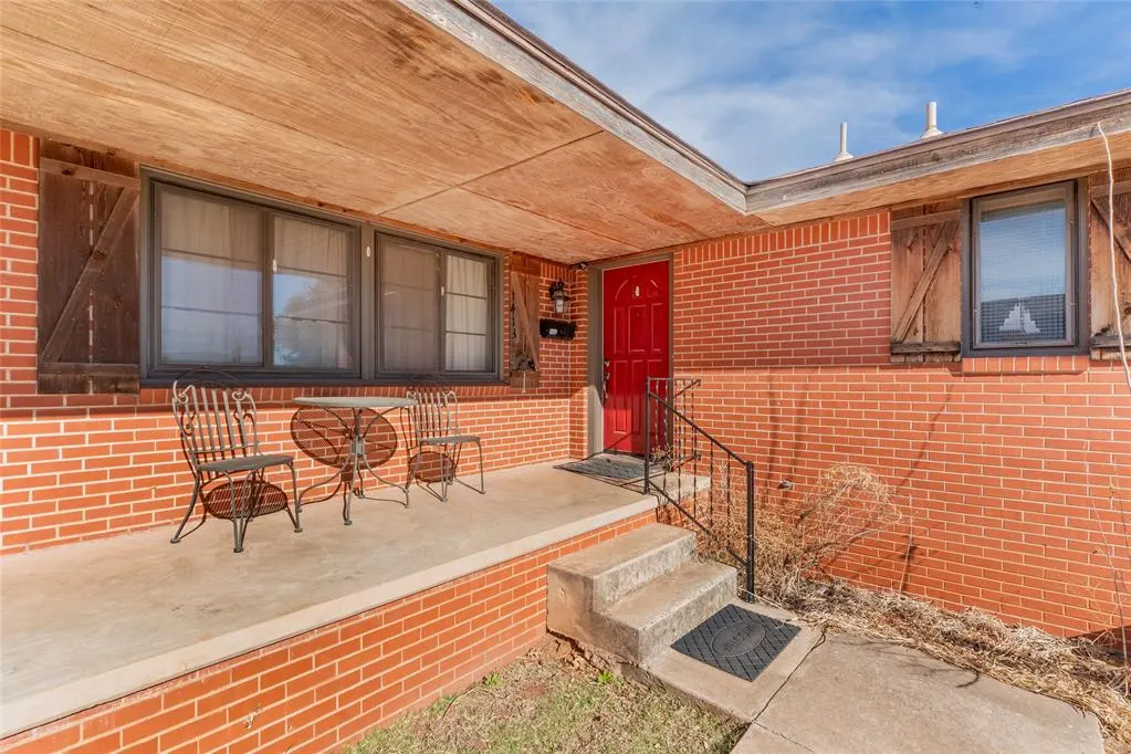 Photo 2 — 1413 Park Avenue, Clinton, OK 73601