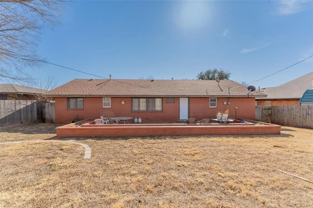 Photo 18 — 1413 Park Avenue, Clinton, OK 73601